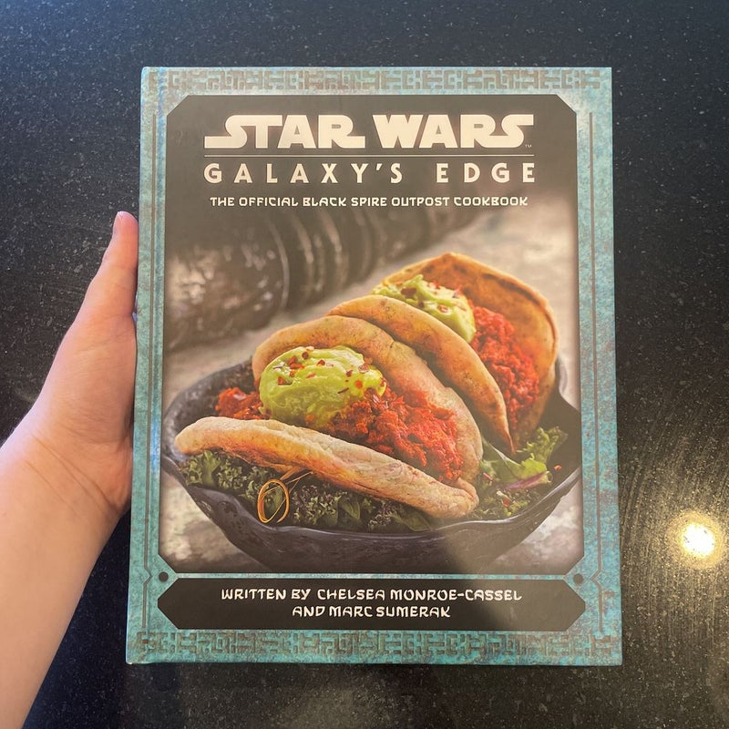 Star Wars: Galaxy's Edge Gift Set Edition: The Official Black Spire Outpost Cookbook [Book]