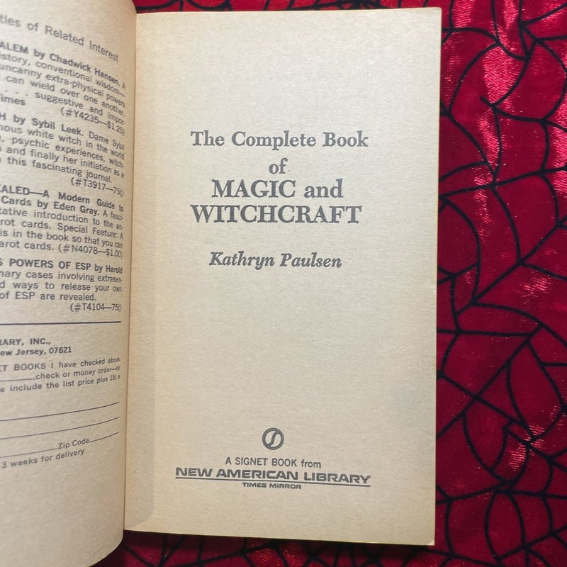 THE COMPLETE BOOK OF MAGIC AND WITCHCRAFT - KATHRYN PAULSEN