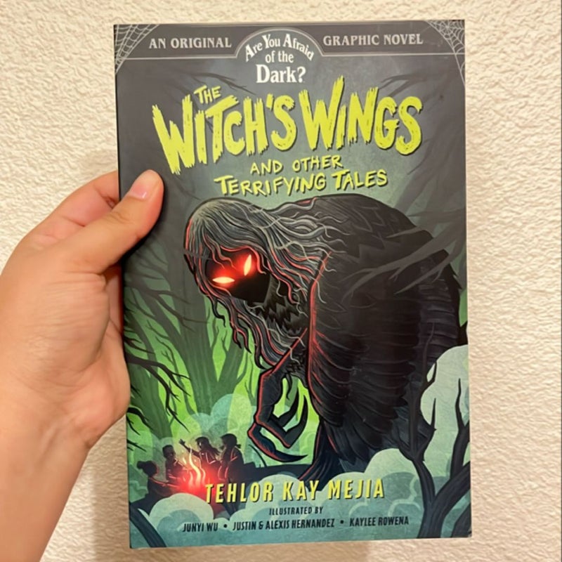 The Witch's Wings and Other Terrifying Tales (Are You Afraid of the Dark? Graphic Novel #1)