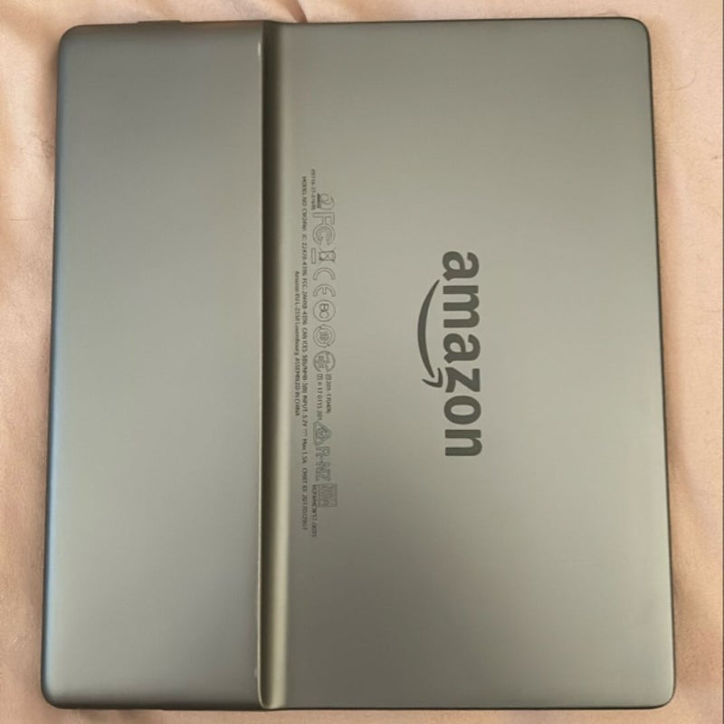 Kindle Oasis 9th Generation with 2 clear cases
