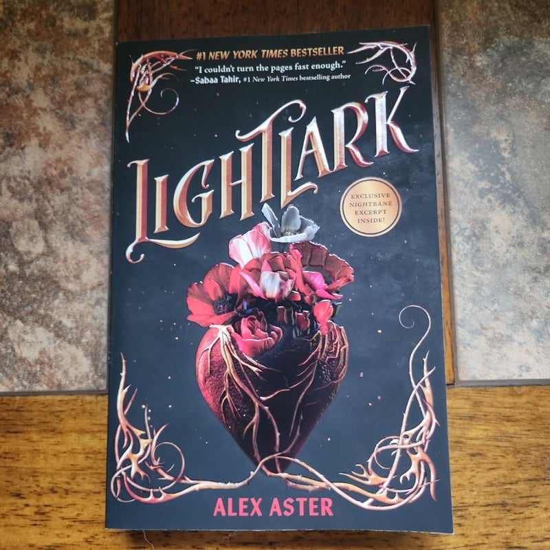 Lightlark (the Lightlark Saga Book 1)