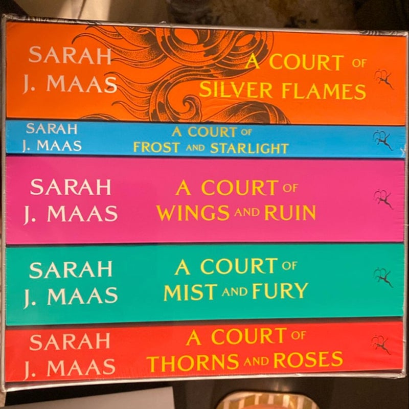 A Court of Thorns and Roses Paperback Box Set (5 Books)