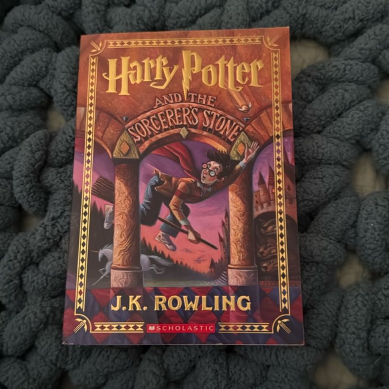 Harry Potter and the Sorcerer's Stone (Harry Potter, Book 1)