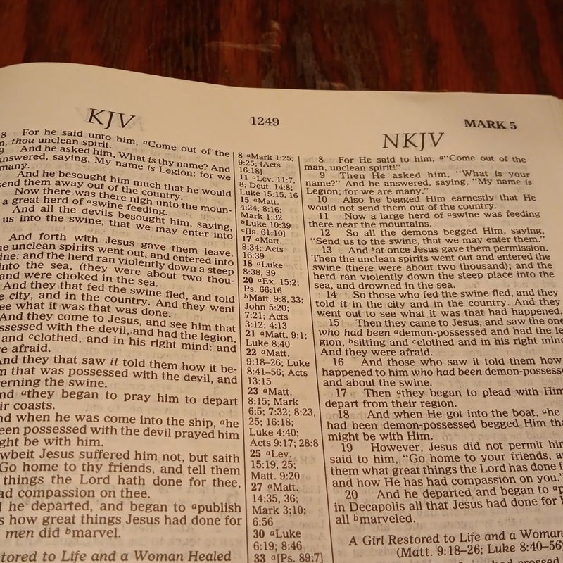 Nelson's KJV/NKJV Parallel Bible with Center-Column References