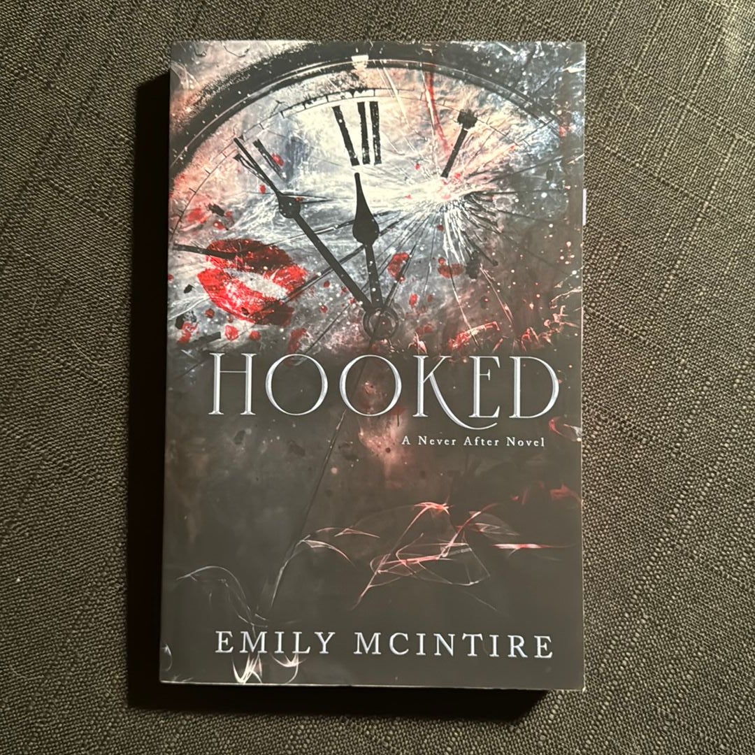 Hooked by Emily McIntire, Paperback | Pangobooks