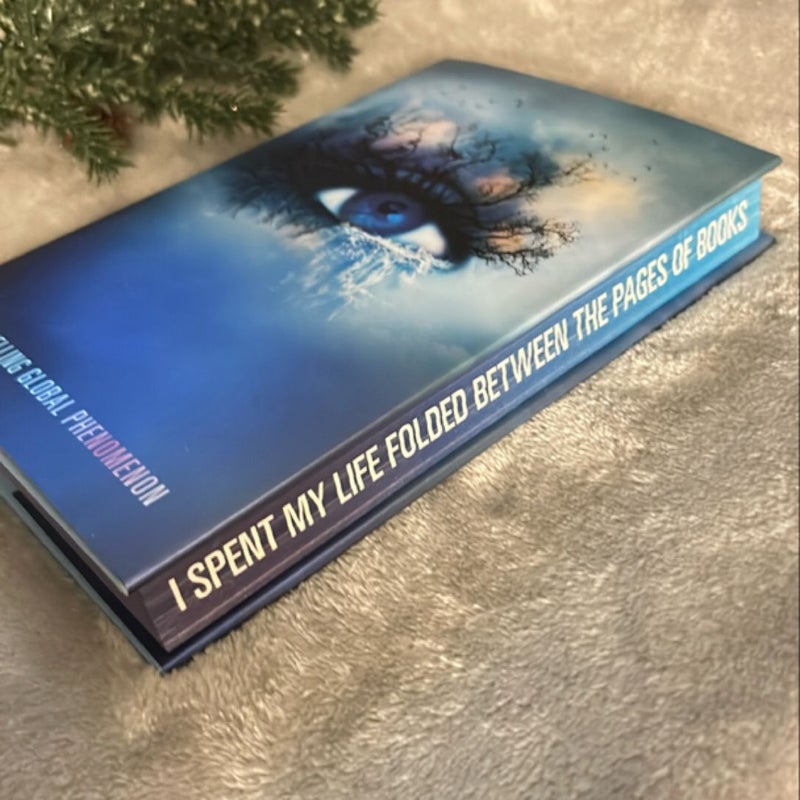 Shatter Me Collector's Deluxe Limited Edition