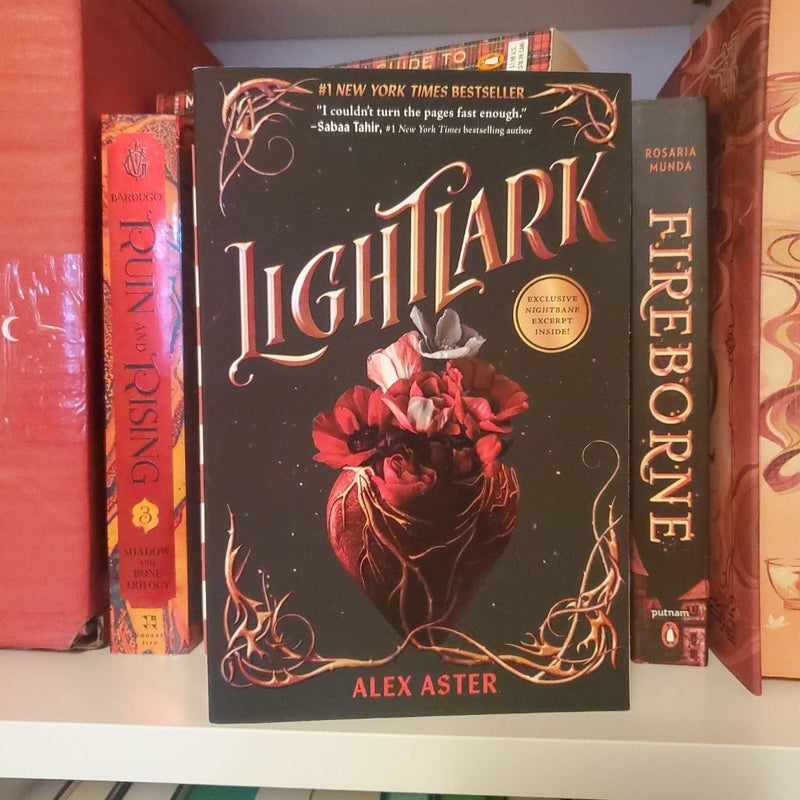 Lightlark (the Lightlark Saga Book 1)