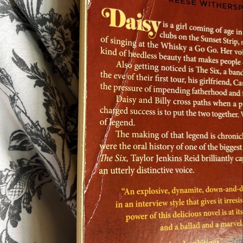 Daisy Jones and the Six (TV Tie-In Edition)