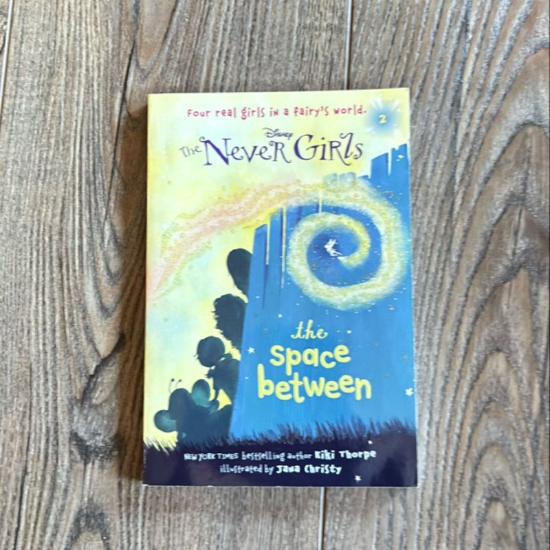 Never Girls #2: the Space Between (Disney: the Never Girls)