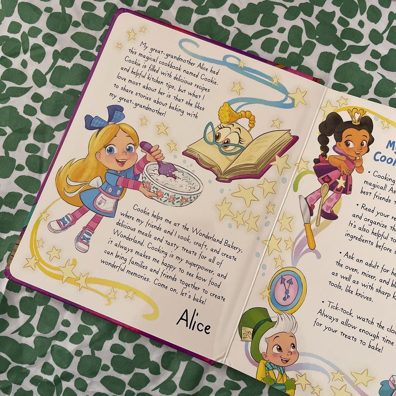 Alice's Wonderland Bakery: Cookie the Cookbook (Board book)