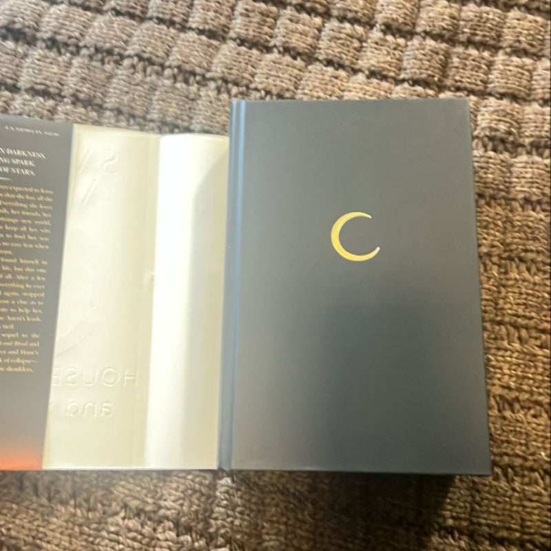 House of Flame and Shadow: Barnes & and Noble Exculsive 