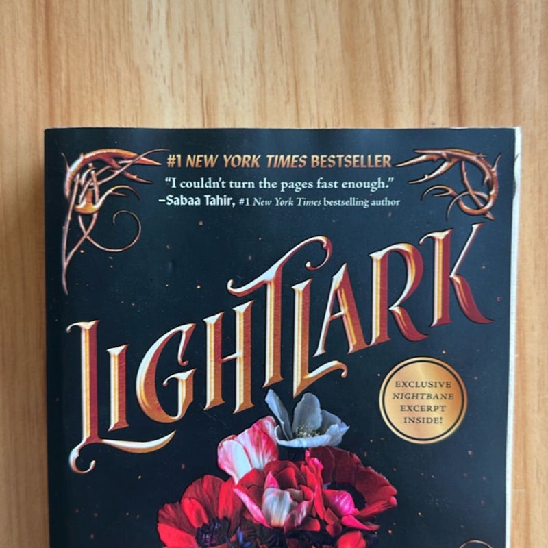 Lightlark (the Lightlark Saga Book 1)
