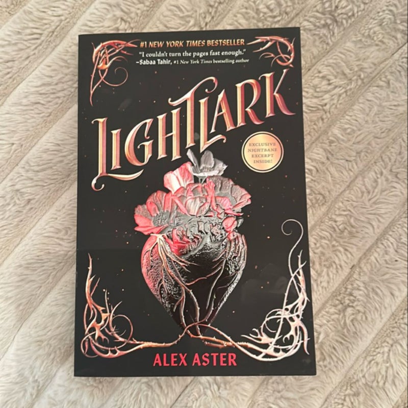 Lightlark (the Lightlark Saga Book 1)