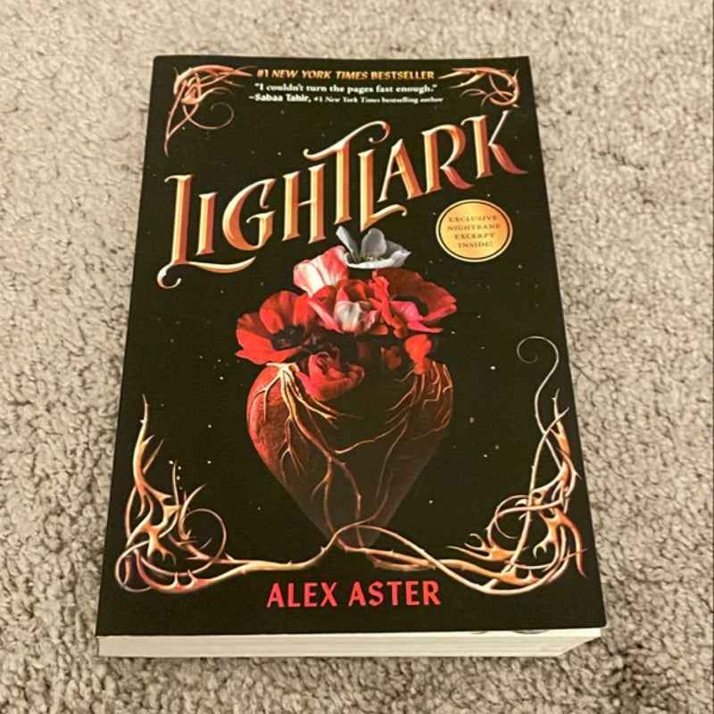 Lightlark (the Lightlark Saga Book 1)