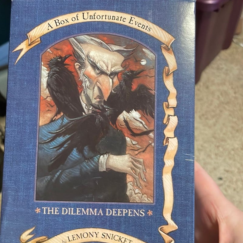 A Series of Unfortunate Events Box: the Dilemma Deepens (Books 7-9)