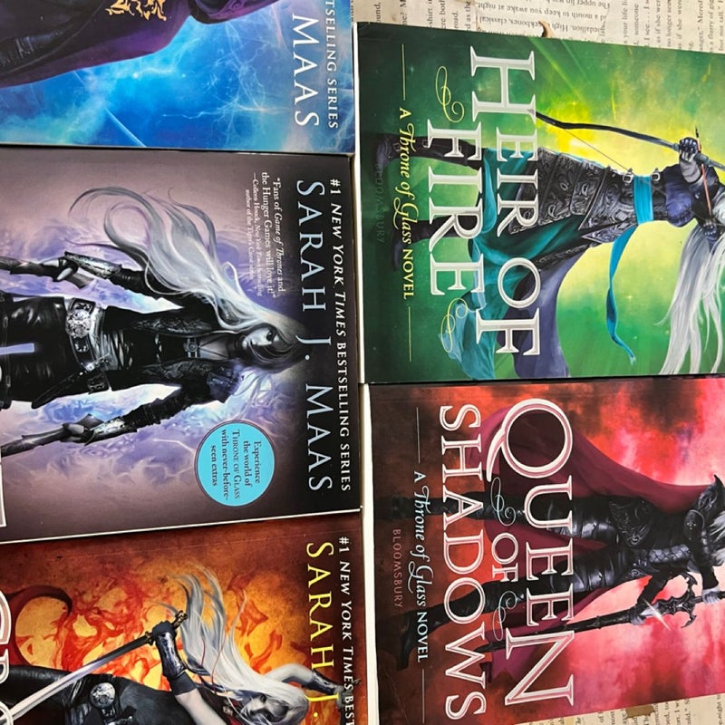 Throne of Glass  paperback set and in perfect condition