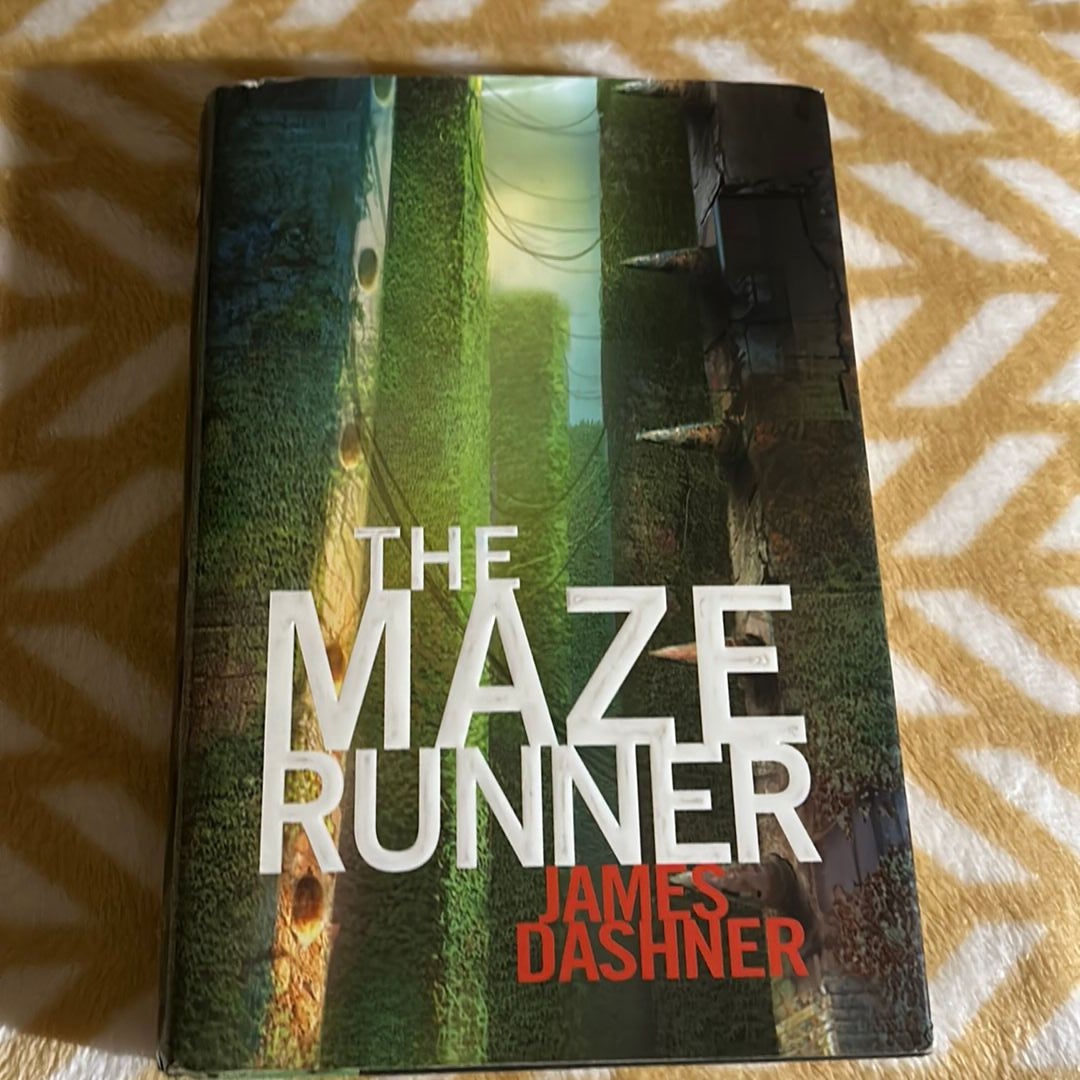 The Maze Runner (Maze Runner, Book One) - Softcover By Dashner, James  9780385737944