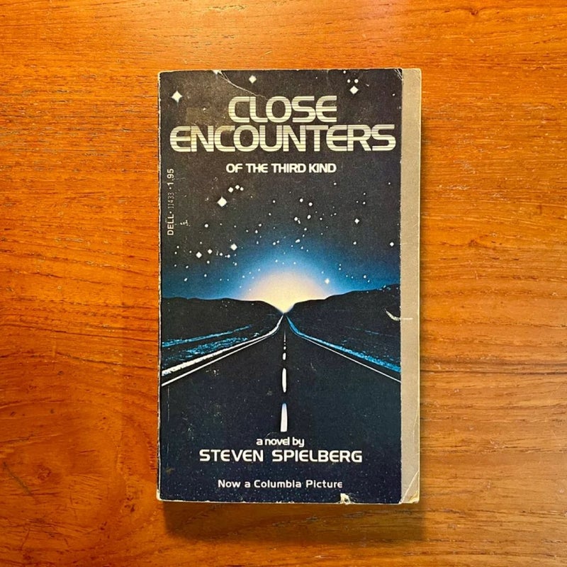 Close Encounters of the Third Kind by Steven Spielberg 1977 Paperback Book & Bookmark Set