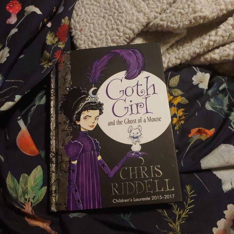 Goth Girl and the Ghost of a Mouse: Goth Girl Book 1
