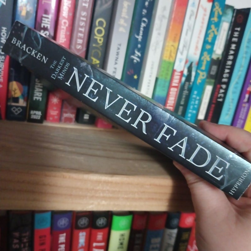 Never Fade (a Darkest Minds Novel)