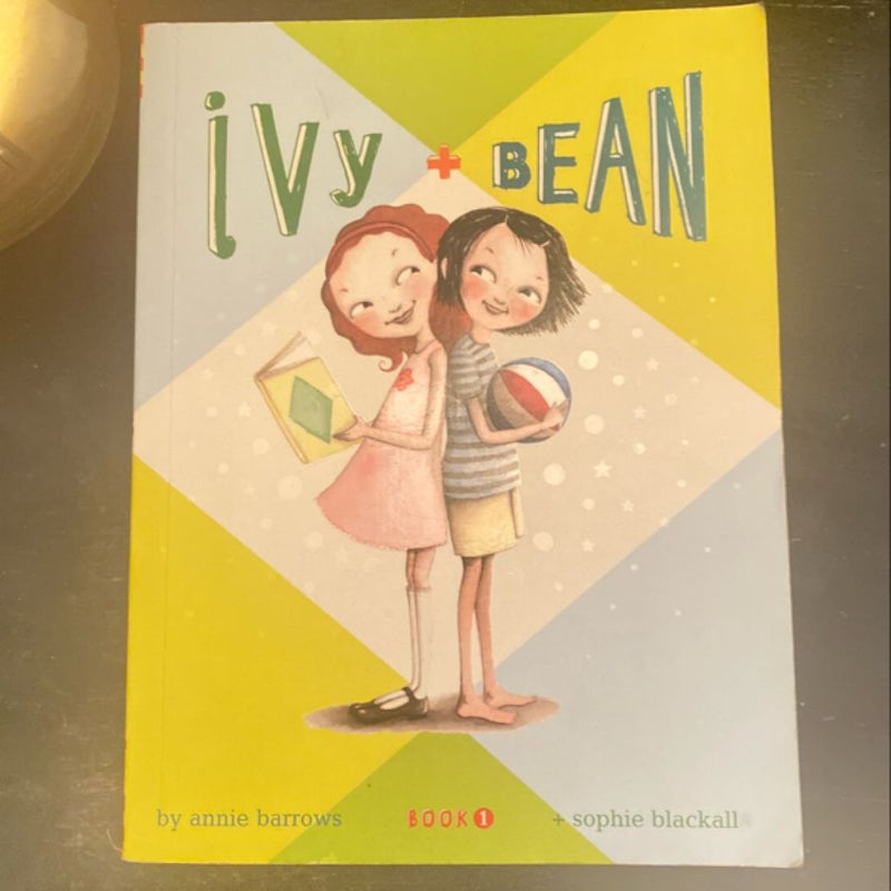 Ivy and Bean - Book 1 (Ivy and Bean Books, Books for Elementary School)