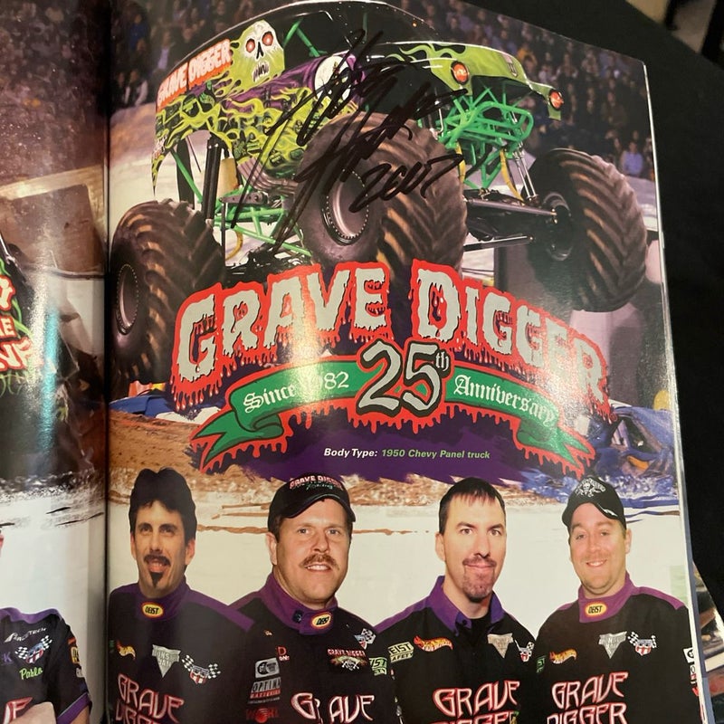 2007 Monster Jam Souvenir Yearbook Grave Digger 25th Anniversary with 7 Autographs