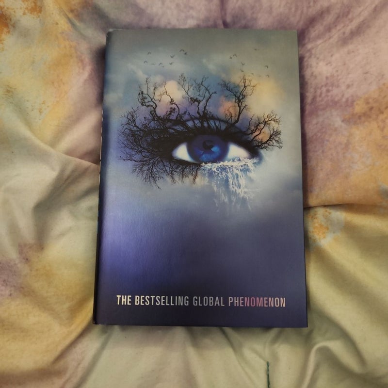 Shatter Me Collector's Deluxe Limited Edition