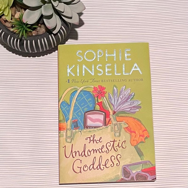The Undomestic Goddess by Sophie Kinsella, Paperback | Pangobooks