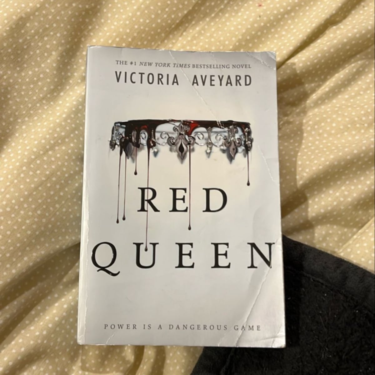 Red Queen by Victoria Aveyard, Paperback | Pangobooks