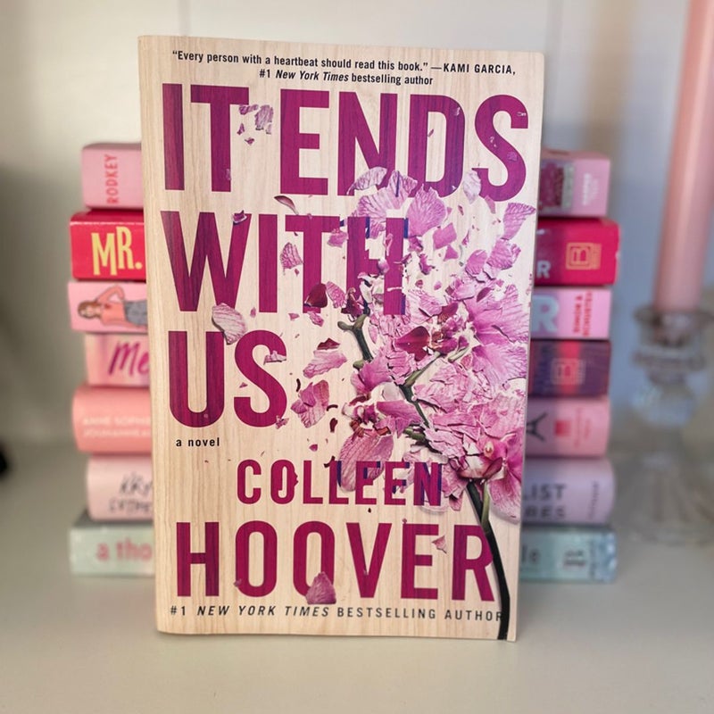 It Ends with Us: A Novel (1): Hoover, Colleen: 9781501110368: :  Books