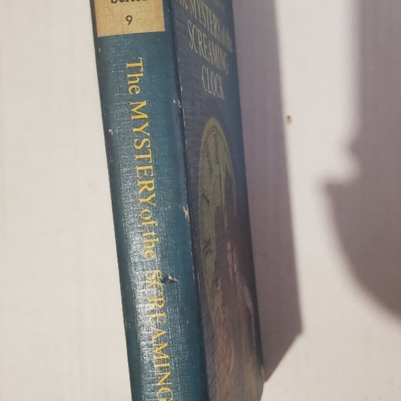 Alfred Hitchcock and the three investigators in the mystery of the screming clock