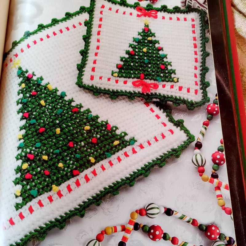 Annie's Favorite Christmas Projects Crochet Book