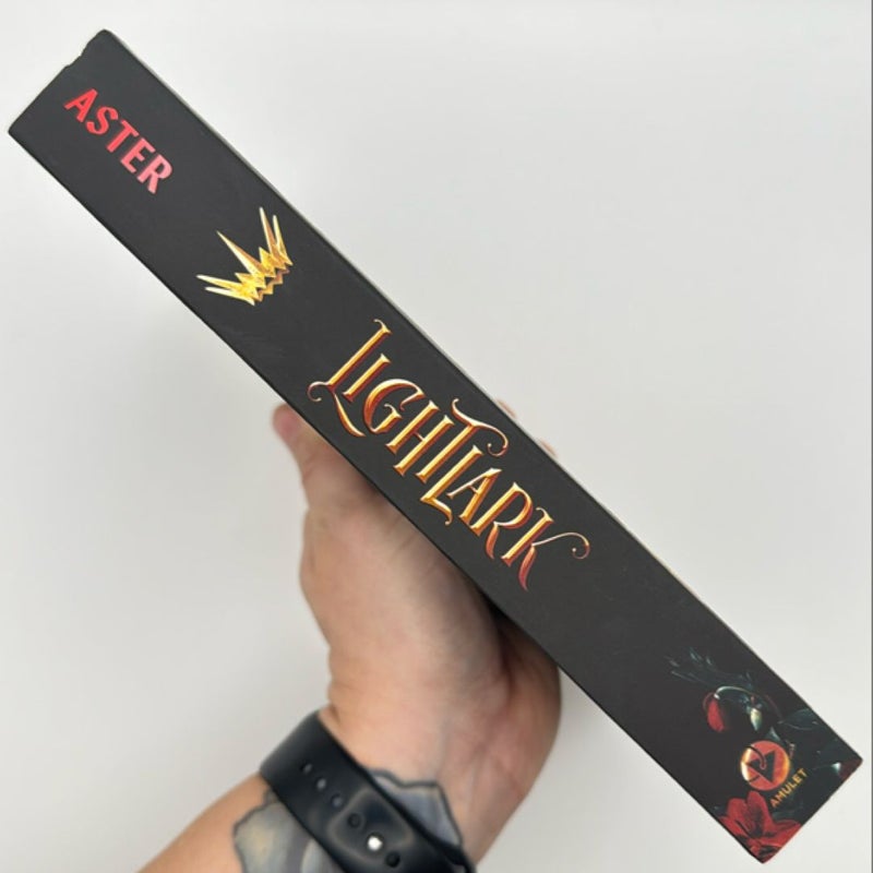 Lightlark (the Lightlark Saga Book 1)