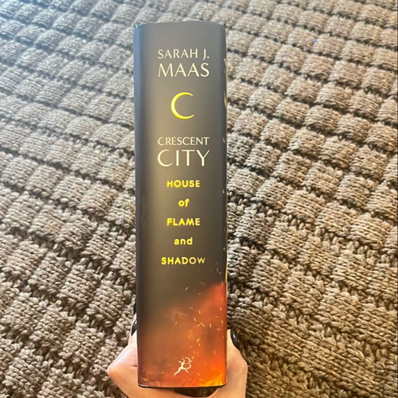 House of Flame and Shadow: Barnes & and Noble Exculsive 