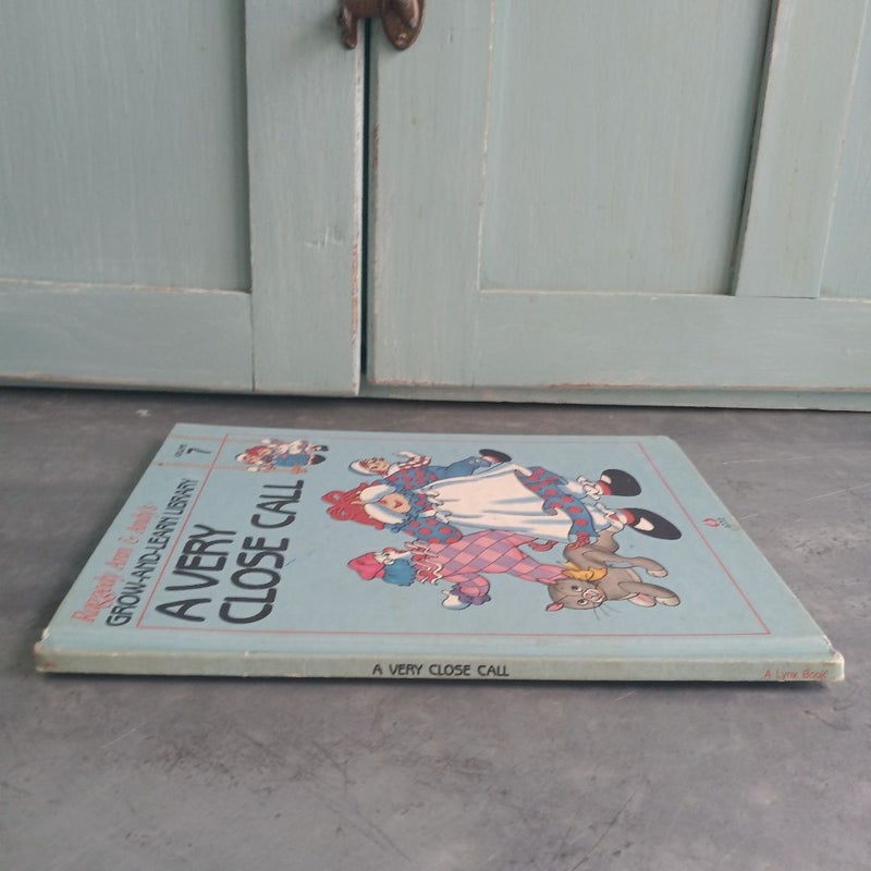 Raggedy Ann & Andy's Grow-And-Learn Library Volume 7 - A Very Close Call