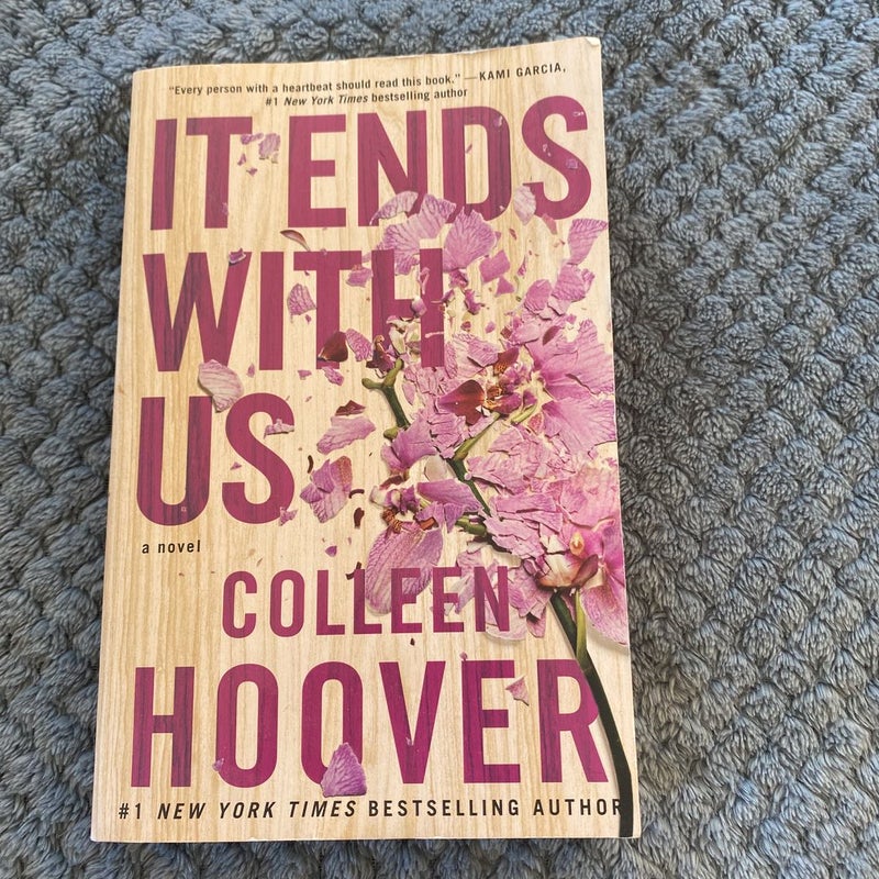 It Ends with Us: A Novel (1): Hoover, Colleen: 9781501110368: :  Books