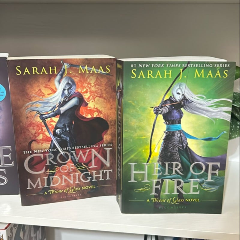 Oop Throne of glass, Crown of midnight, and Heir of Fire set