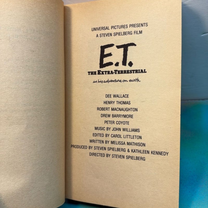 ET the extra-terrestrial paperback movie tie in book 