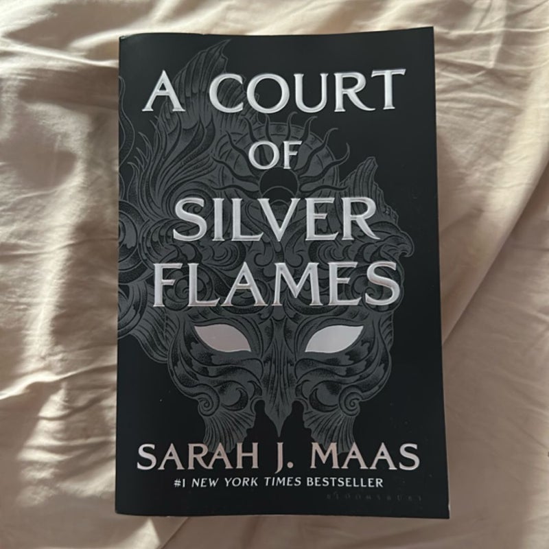 A Court of Silver Flames: B&N Exclusive OOP Edition