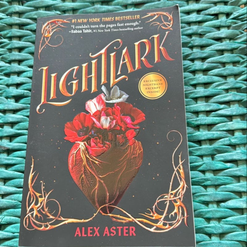 Lightlark (the Lightlark Saga Book 1)