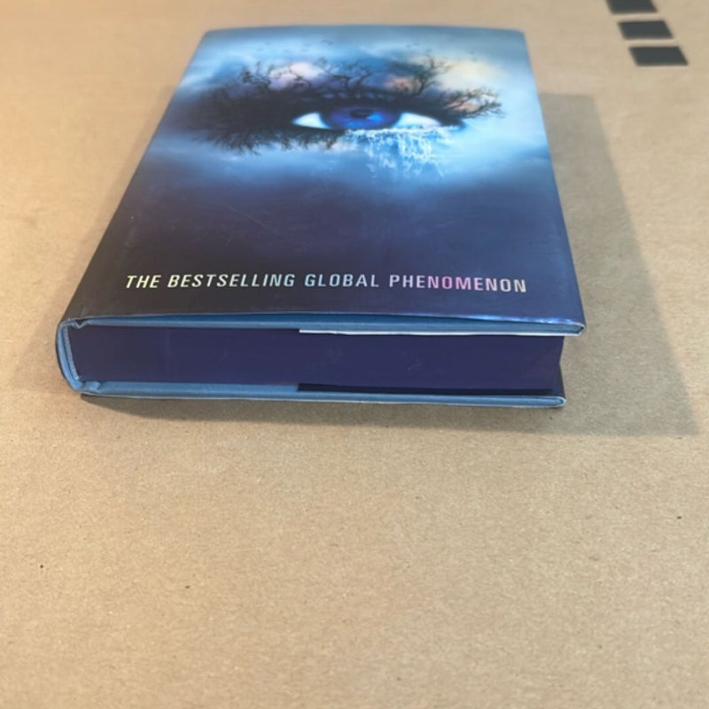 Shatter Me Collector's Deluxe Limited Edition