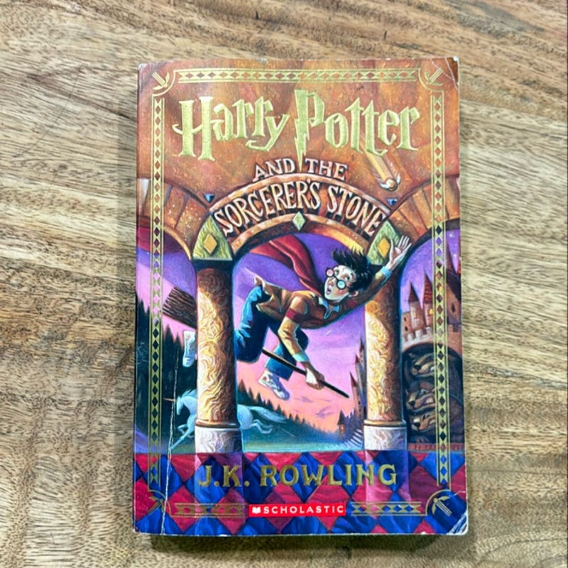 Harry Potter and the Sorcerer's Stone (Harry Potter, Book 1)