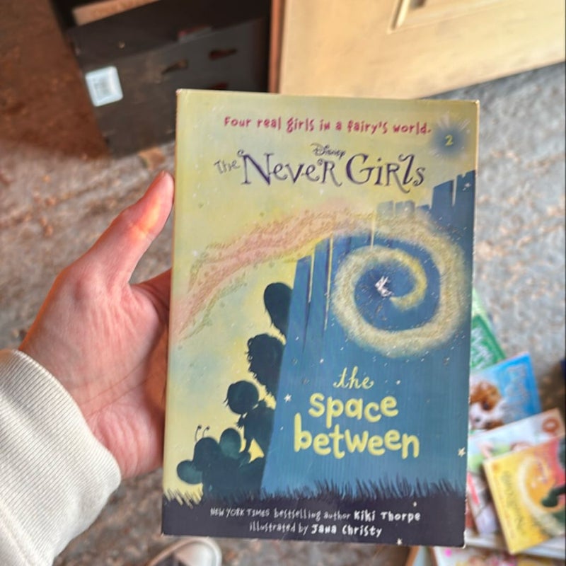 Never Girls #2: the Space Between (Disney: the Never Girls)