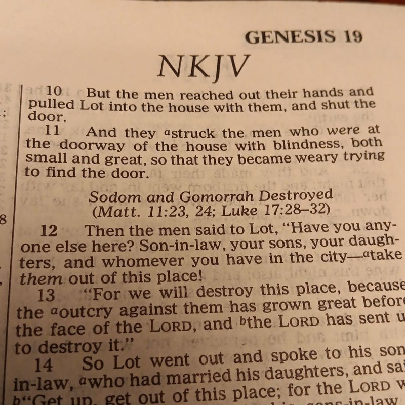Nelson's KJV/NKJV Parallel Bible with Center-Column References