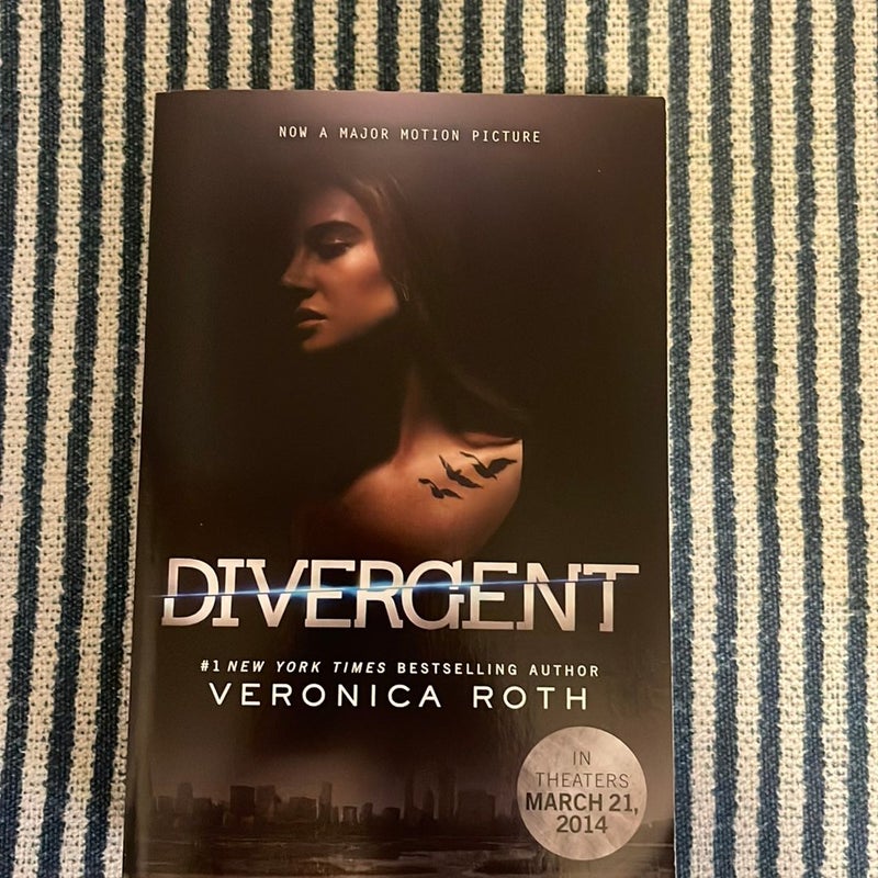 Divergent Movie Tie-In Edition