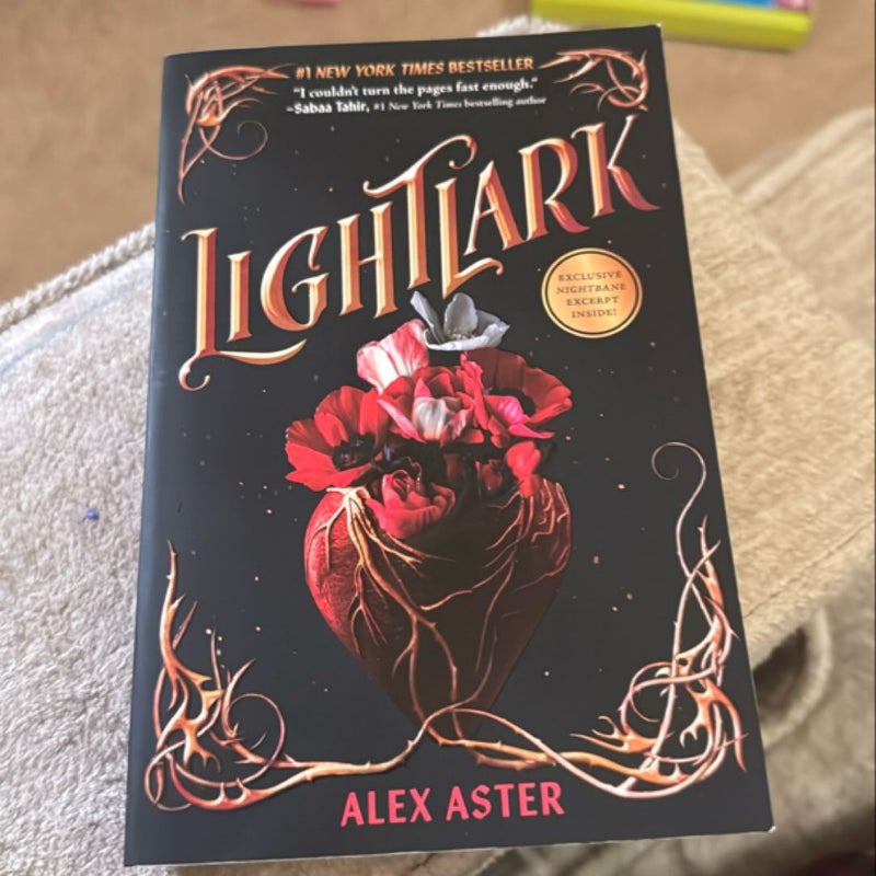 Lightlark (the Lightlark Saga Book 1)