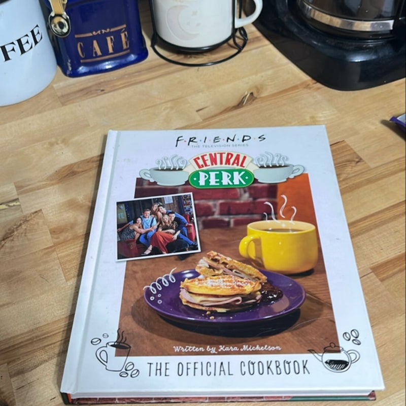 Friends: the Official Central Perk Cookbook (Classic TV Cookbooks, 90s TV)