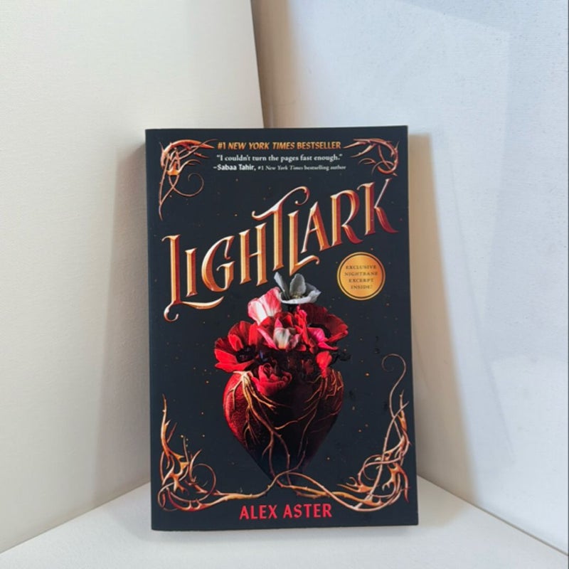 Lightlark (the Lightlark Saga Book 1)