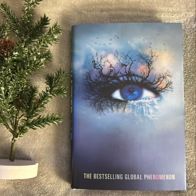 Shatter Me Collector's Deluxe Limited Edition
