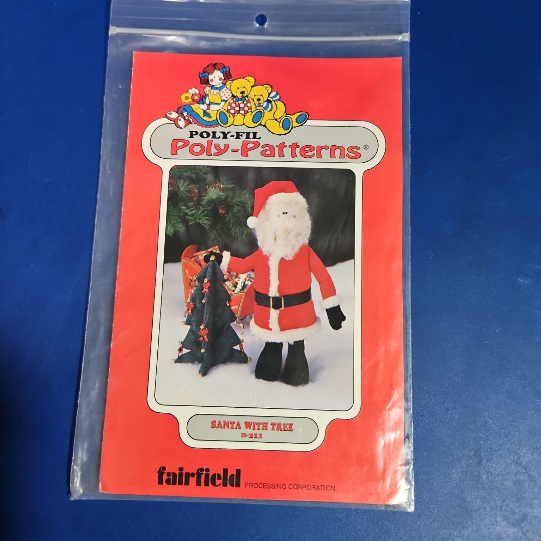 POLY-FIL POLY-PATTERNS: SANTA WITH TREE D-211